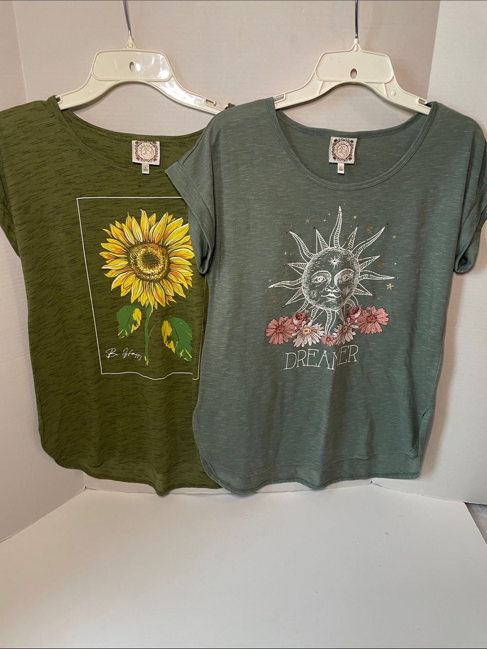 TS True self  Women's Size Large  2pk bundle Tee Shirts  Dreamer & Be Happy